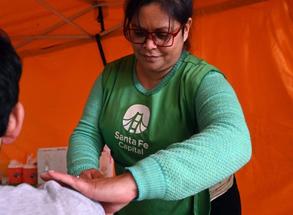 Avanza la vacunación itinerante escolar y ya se aplicaron más de 860 dosis en 16 escuelas de la ciudad de Santa Fe