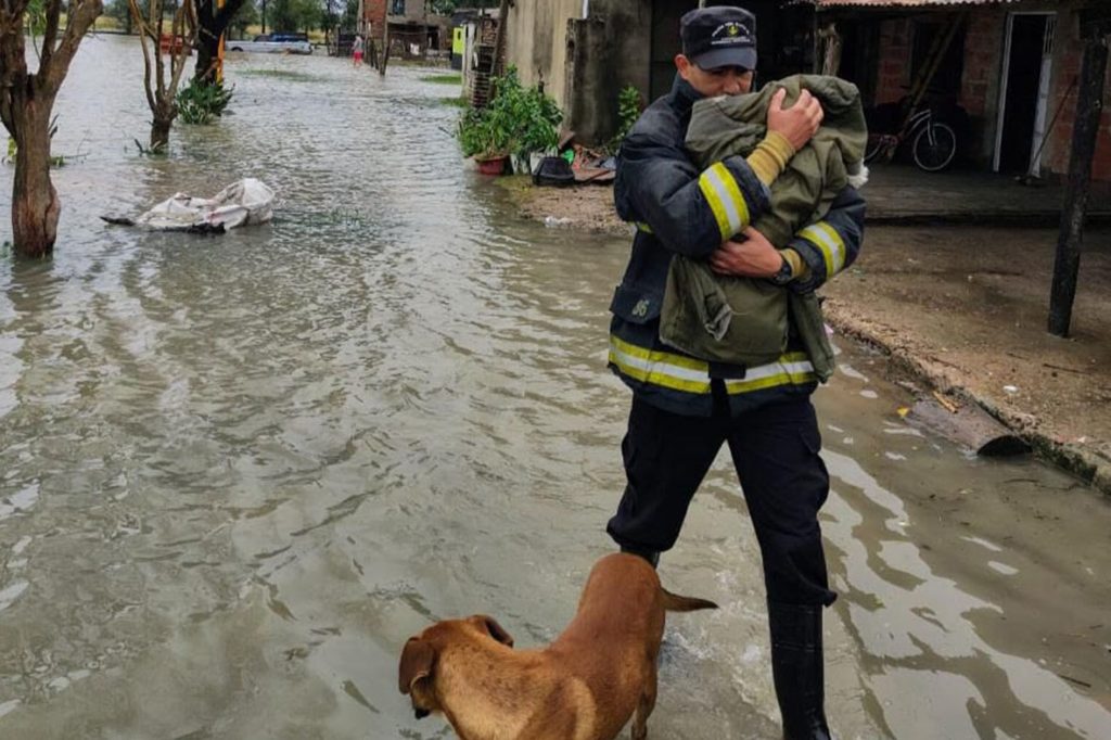El gobierno provincial desplegó un amplio operativo para atender las consecuencias del temporal en Vera