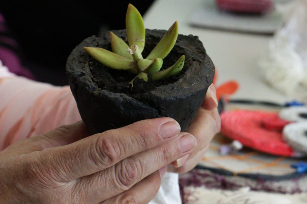 Verde Arte es un taller donde lo reciclado, la creatividad y la contención se utilizan para elaborar distintos objetos