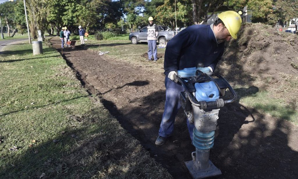 Se trabaja en la construcción del sendero peatonal del Parque Federal de la ciudad de Santa Fe