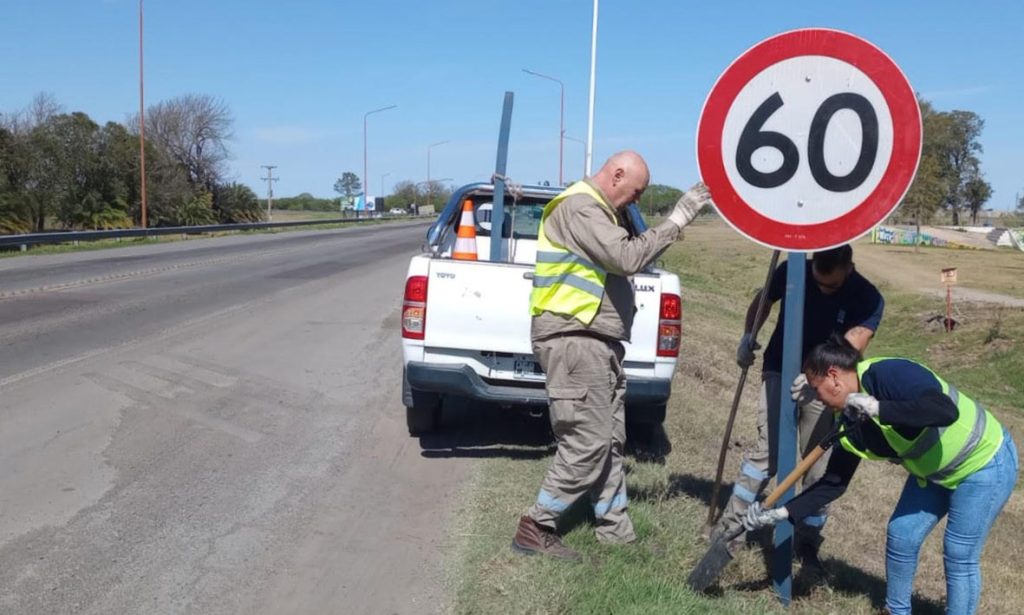 Se colocó señalización vertical en la Ruta Nacional Nº 11 entre la ciudad de Santa Fe y Gobernador Crespo