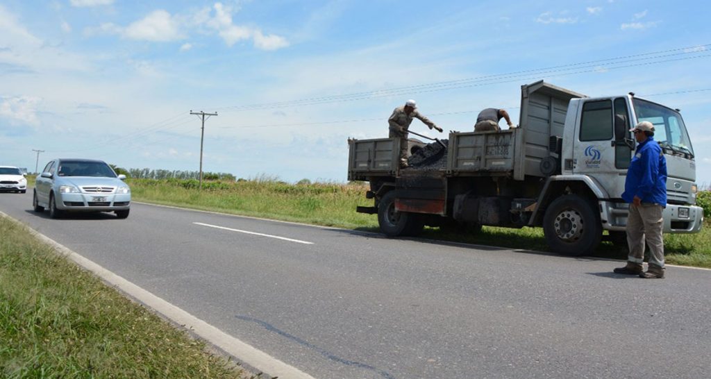 Vialidad Nacional realiza tareas de bacheo de transitabilidad en la Ruta Nacional Nº 11 entre Recreo y Emilia