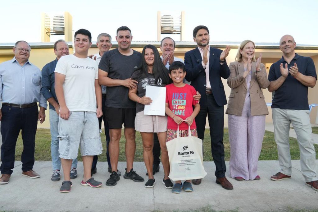 Unas 12 familias de la localidad de Candioti recibieron sus viviendas