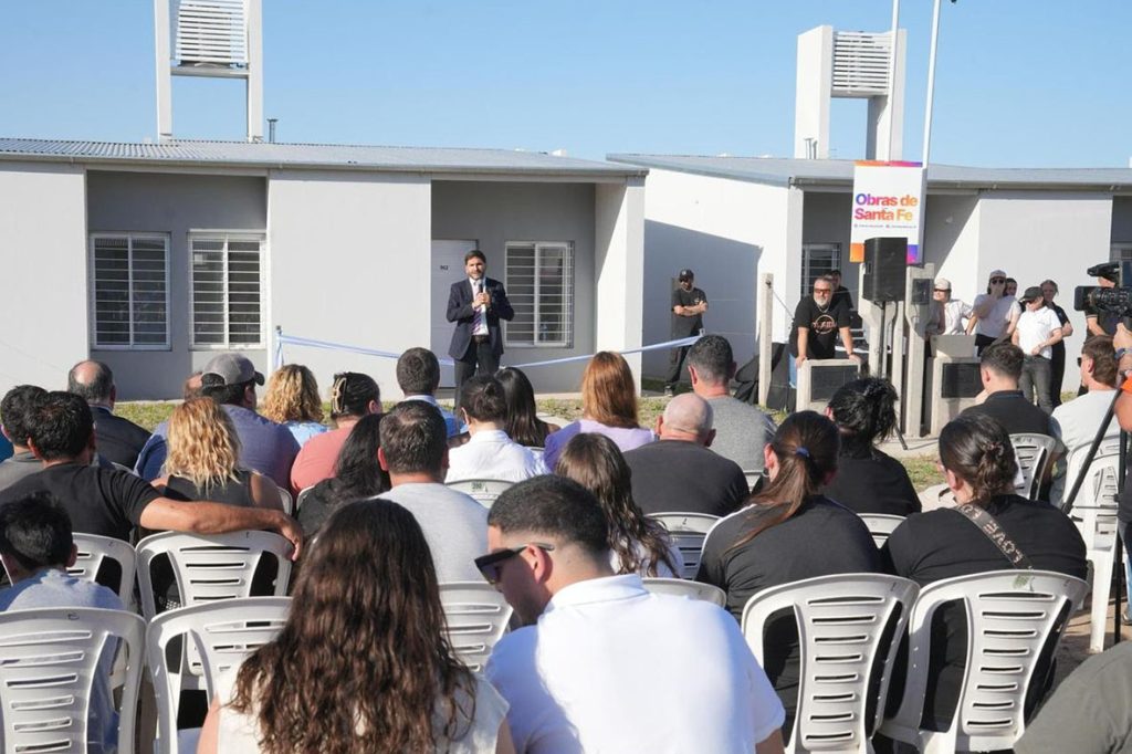 El gobernador Pullaro entregó 34 viviendas a familias de San Jerónimo Norte