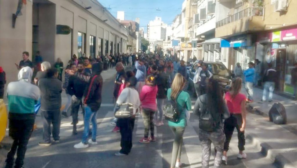 Los bancos abrirán este fin de semana luego de un viernes caótico